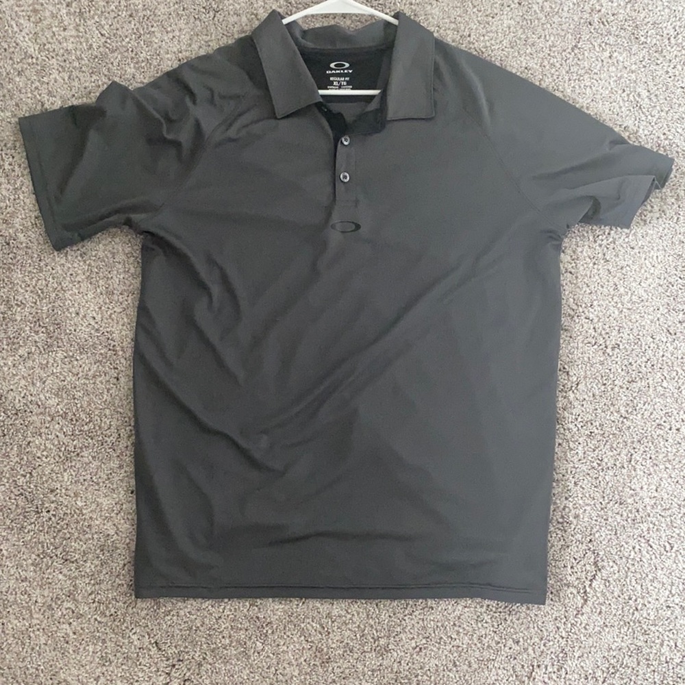 Men’s gray Oakley polo shirt